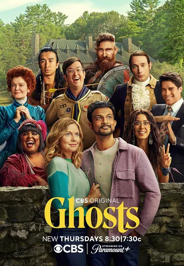 Affiche promotionnelle de la série télévisée 'Ghosts', montrant un groupe d'acteurs devant une maison en pierre dans un cadre boisé, avec le titre du programme et les informations de diffusion sur CBS.