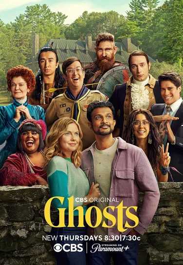 Affiche promotionnelle de la série télévisée 'Ghosts', montrant un groupe d'acteurs devant une maison en pierre dans un cadre boisé, avec le titre du programme et les informations de diffusion sur CBS.