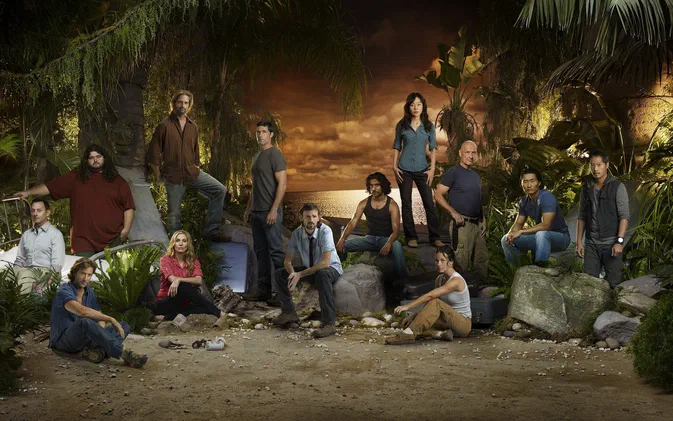 Groupe des personnages principaux de la série télévisée Lost sur une plage tropicale avec du matériel et un ciel dramatique en arrière-plan.