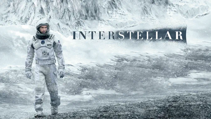 Astronaute marchant sur une surface glacée sous la neige dans le film Interstellar