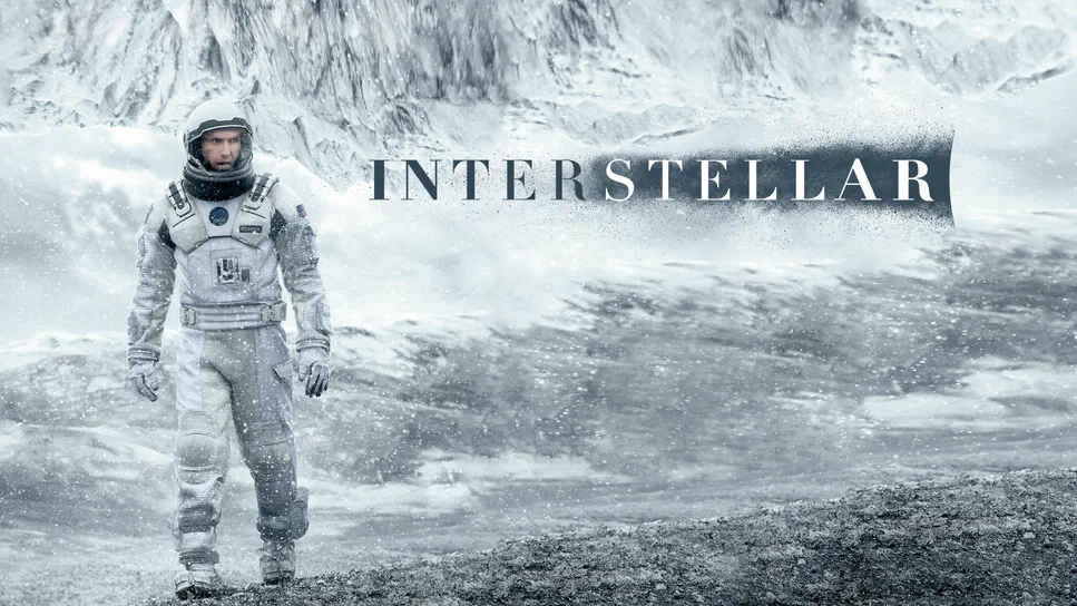 Astronaute marchant sur une surface glacée sous la neige dans le film Interstellar