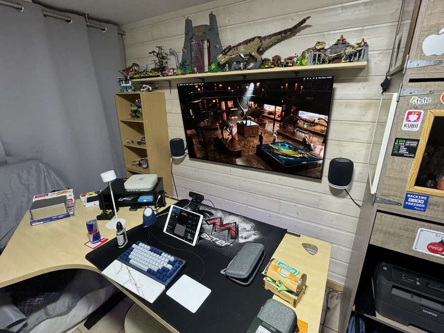 Les HomePods disposés convenablement autour de ma LG 55C3