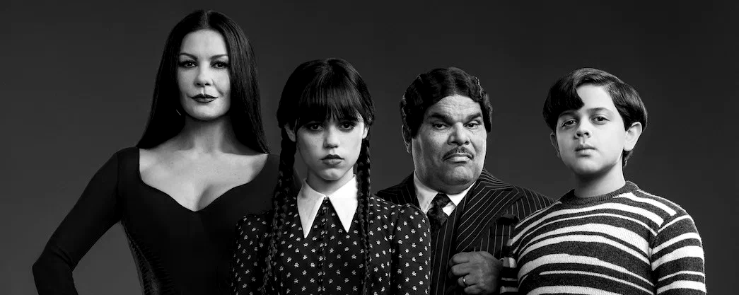 Portrait noir et blanc des personnages principaux de la série télévisée Wednesday.