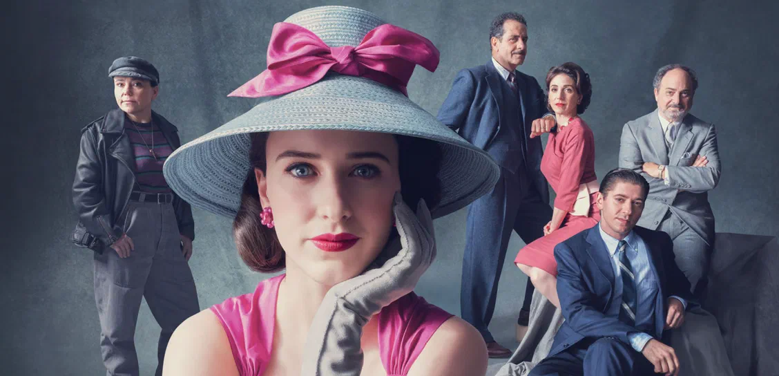 Affiche de la série The Marvelous Mrs. Maisel avec une femme au premier plan portant un chapeau bleu et des gants gris, entourée d'autres personnages dans un décor élégant.