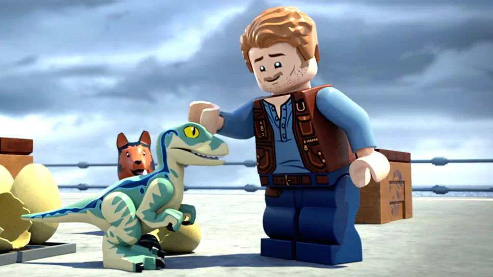 Dans LEGO Jurassic World : L'Exposition secrète, Owen Grady et Blue se tiennent sur un quai avec des œufs de dinosaure à proximité.