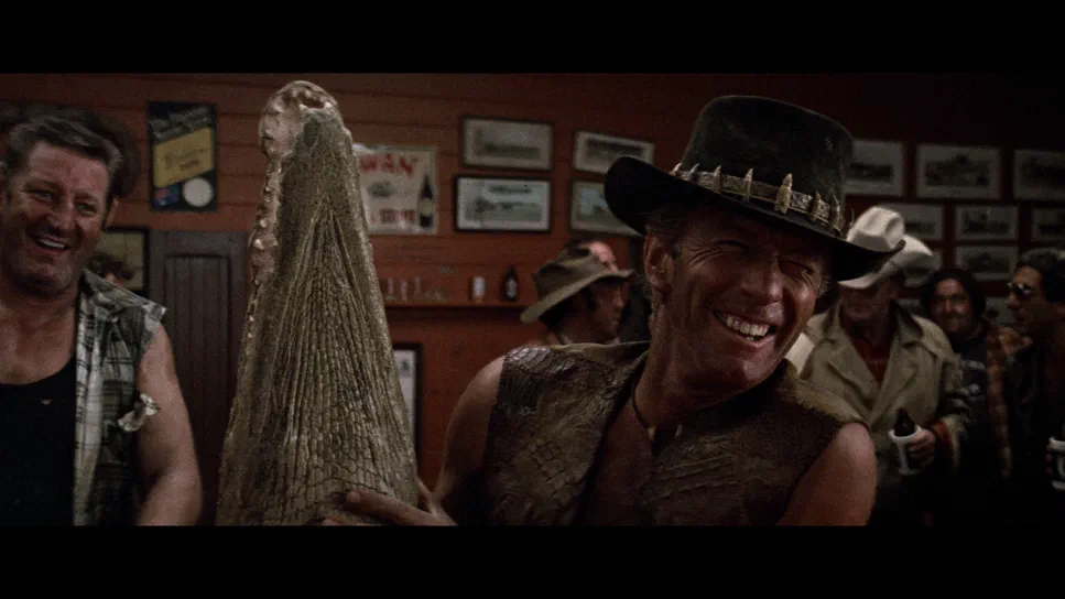 Dans une scène du film Crocodile Dundee, le personnage principal tient la tête d'un crocodyle dans un bar rempli de spectateurs.